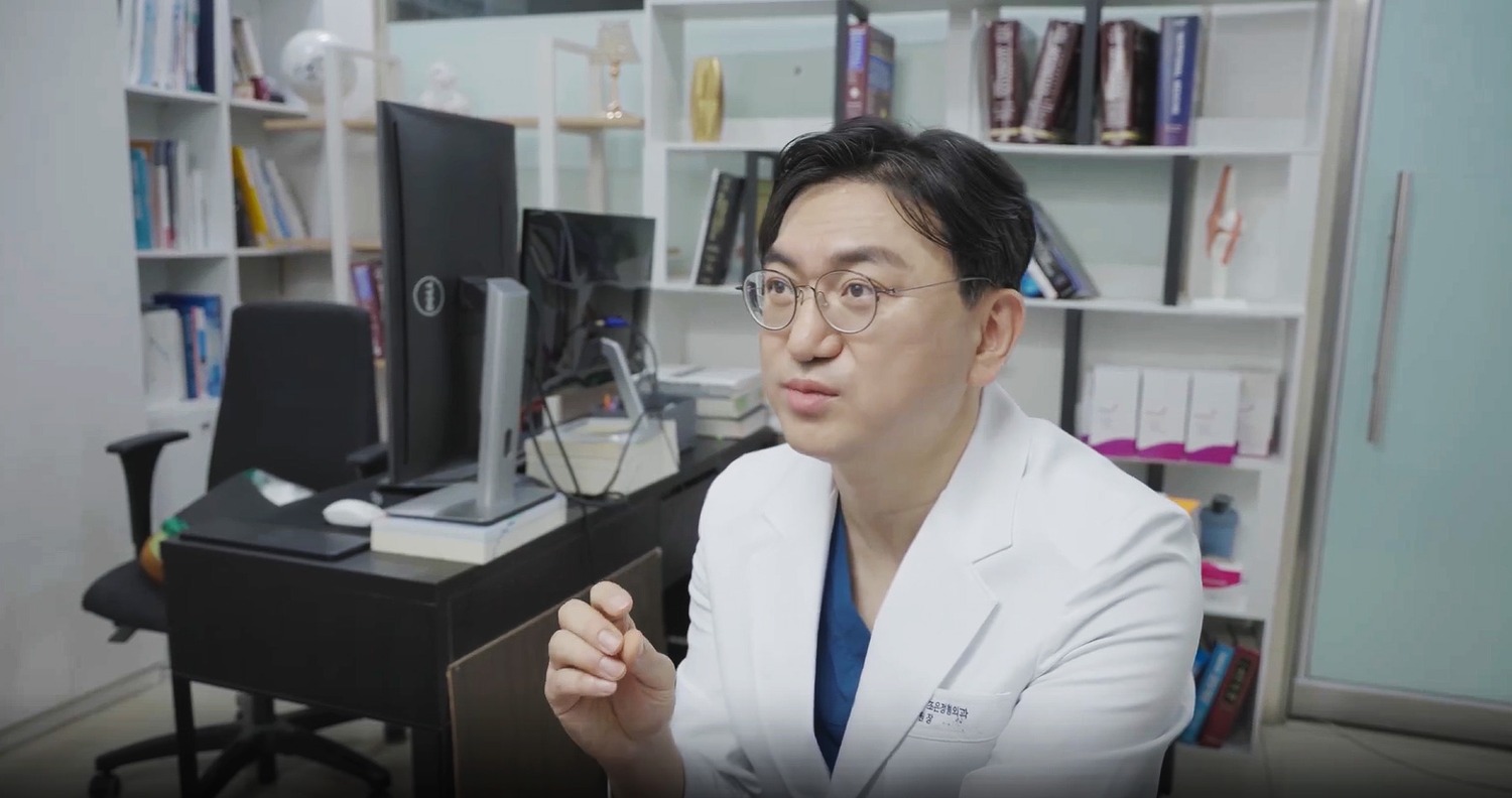 Dr Yong-hoon Kim, orthopaedic specialist and Re’a programme advisor